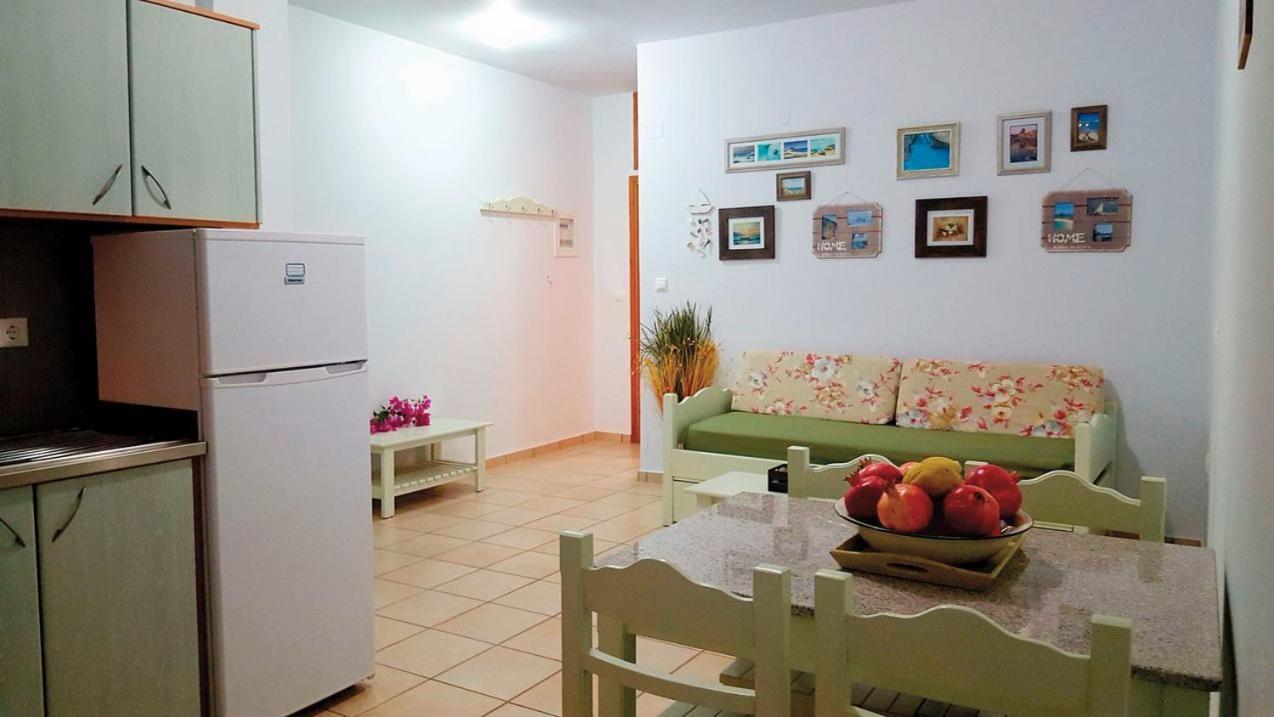 Bonos Apartments Stoupa Bagian luar foto