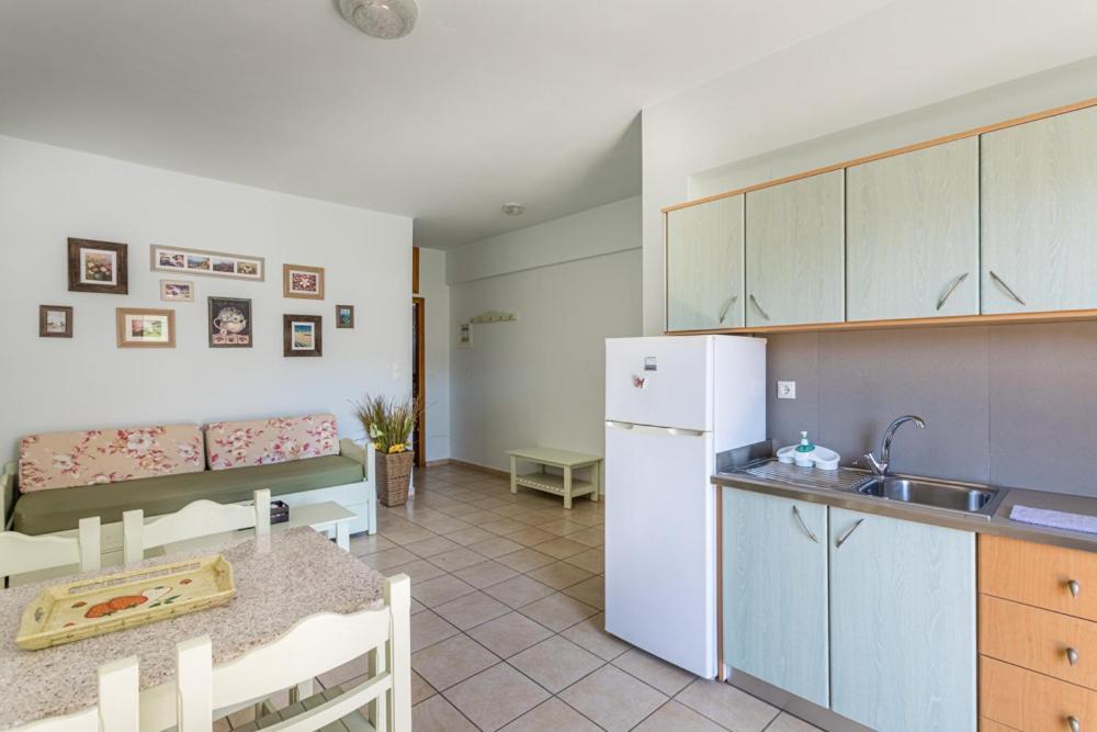 Bonos Apartments Stoupa Bagian luar foto